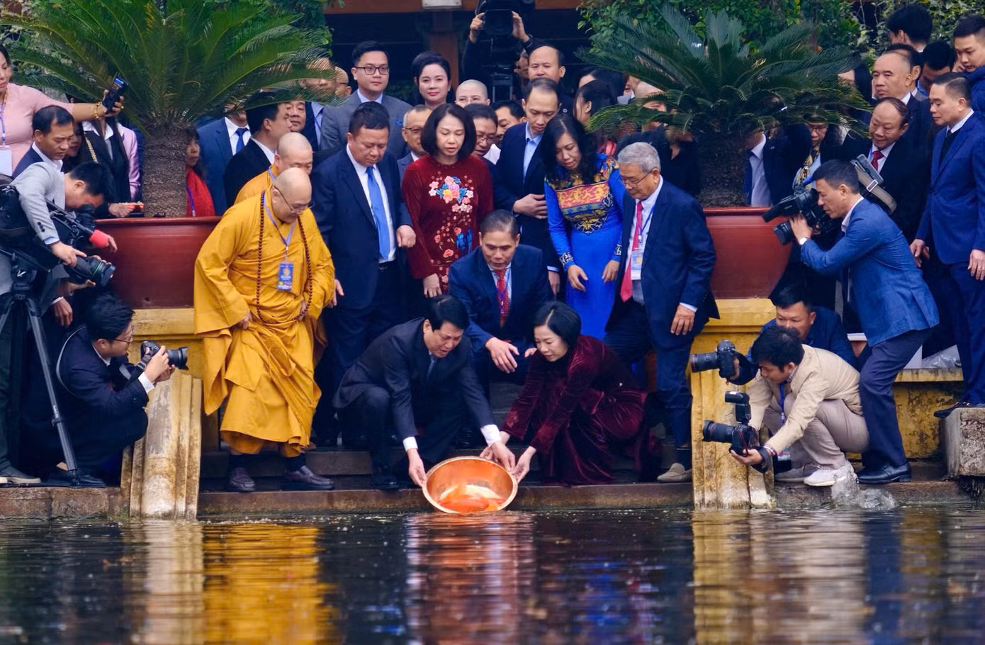 Chủ tịch nước Lương Cường và Phu nhân cùng Đoàn đại biểu kiều bào về quê đón Tết cổ truyền dân tộc, đã thực hiện nghi lễ truyền thống thả cá chép tiễn ông Công, ông Táo. (Ảnh: Nhật Minh)