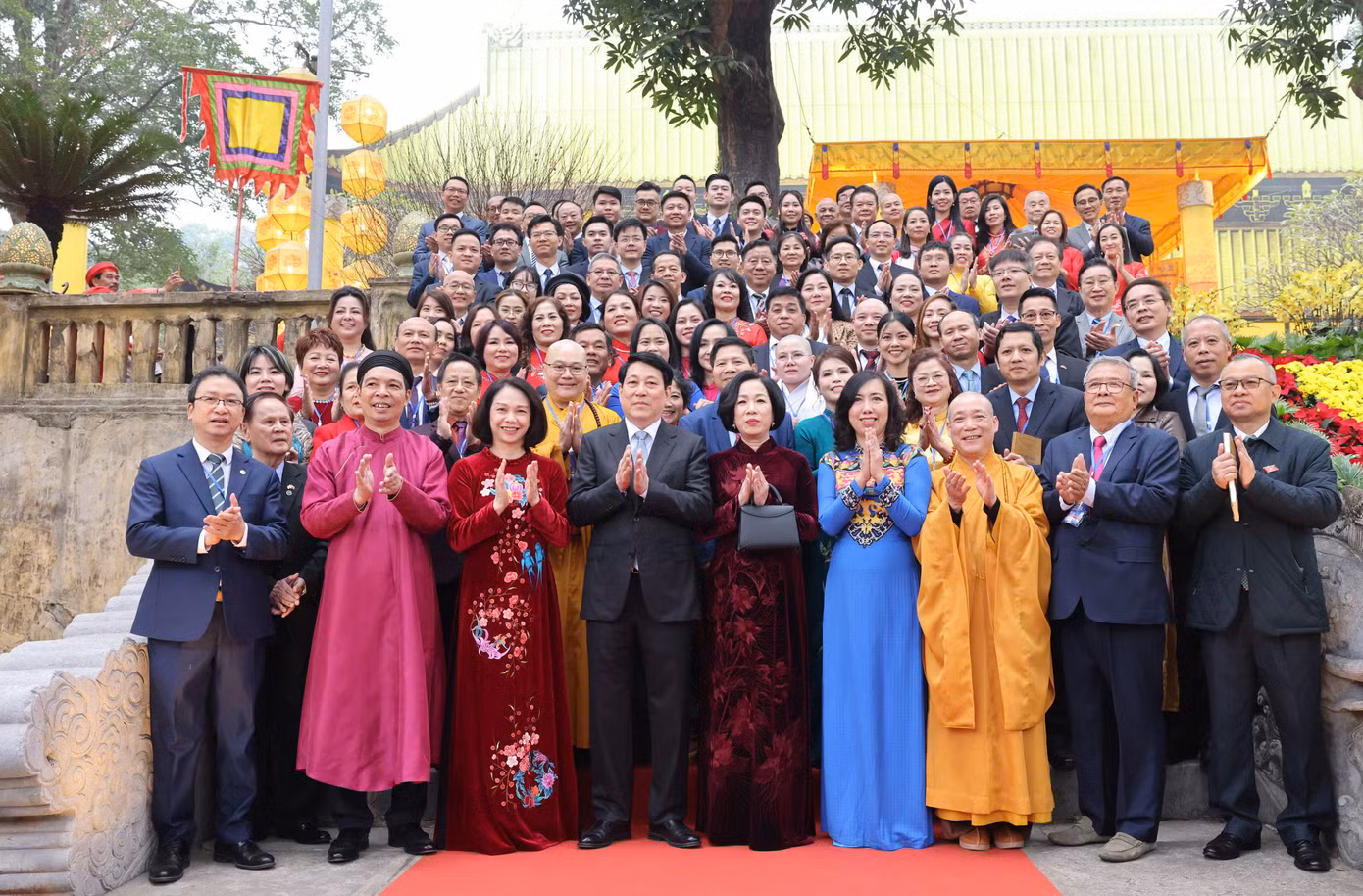Chủ tịch nước Lương Cường và Phu nhân chụp ảnh cùng các kiều bào tại Điện Kính Thiên. (Ảnh: L.A)