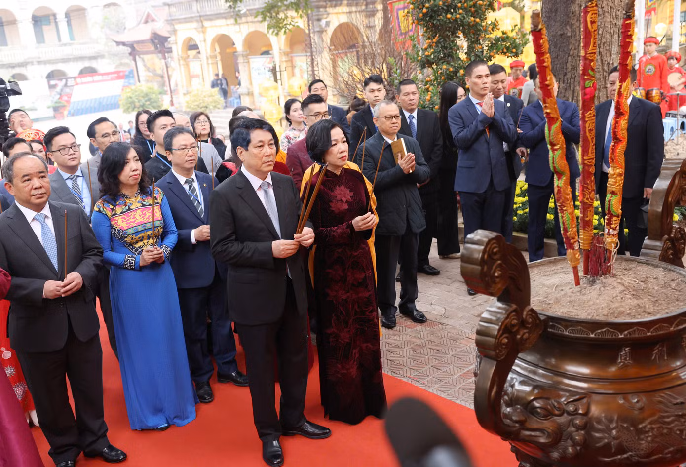 Chủ tịch nước Lương Cường và Phu nhân, đại diện lãnh đạo các ban, bộ, ngành Trung ương, TP. Hà Nội cùng Đoàn kiều bào dâng hương tại Điện Kính Thiên. (Ảnh: Nhật Minh)