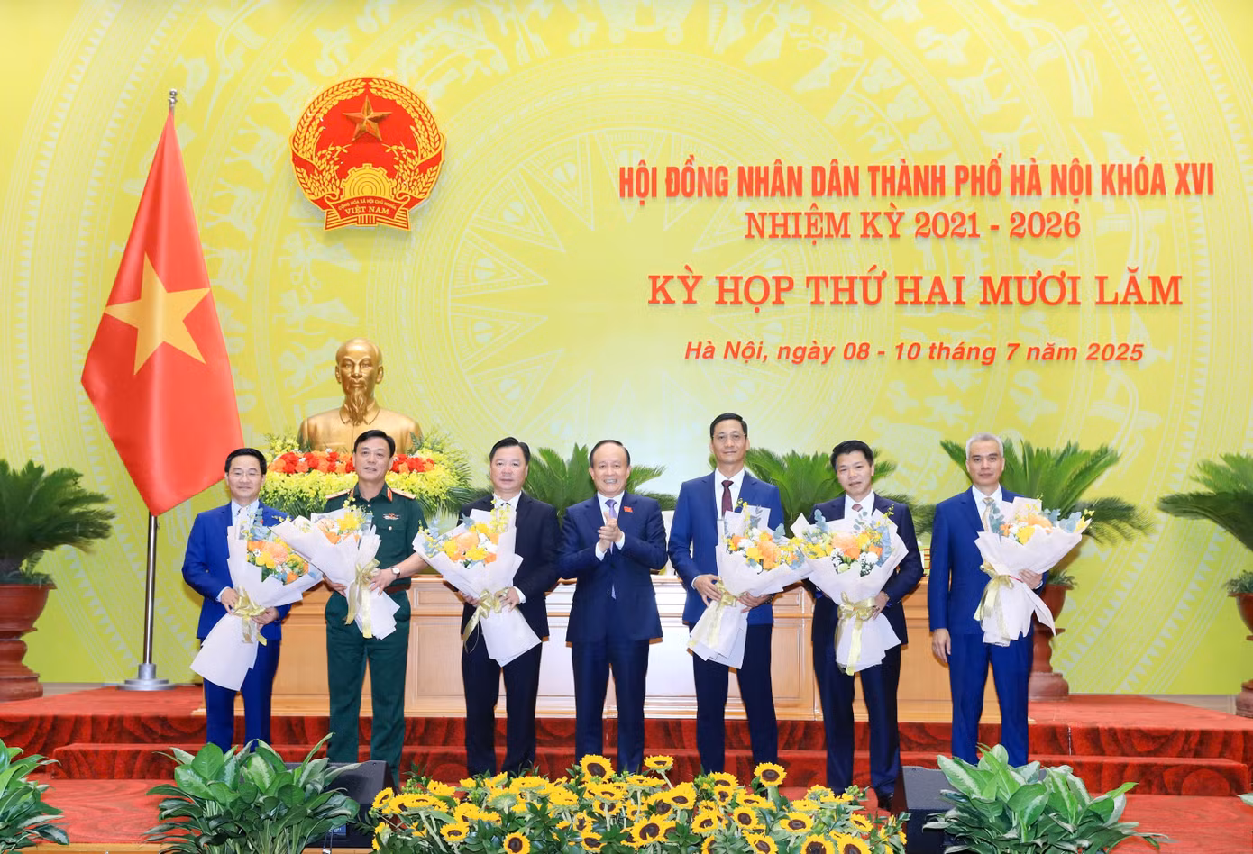 Chủ tịch HĐND thành phố Hà Nội Nguyễn Ngọc Tuấn (thứ 4) chụp ảnh với các trường hợp được bầu và miễn nhiệm chức vụ Ủy viên UBND thành phố nhiệm kỳ 2021- 2026. Chủ tịch HĐND thành phố Hà Nội Nguyễn Ngọc Tuấn (thứ 4) chụp ảnh với các trường hợp được bầu và miễn nhiệm chức vụ Ủy viên UBND thành phố nhiệm kỳ 2021- 2026.
