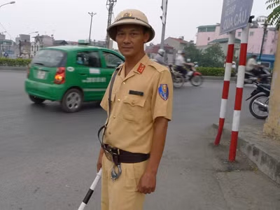 Trung tá Kiên được bạn đọc hỗ trợ 70 triệu đồng. Ảnh: Đ.T