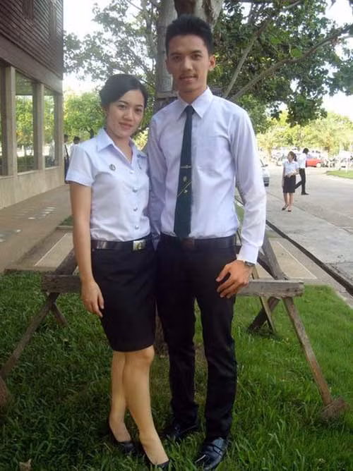 Sinh viên năm hai với bộ đồng phục khá chững chạc