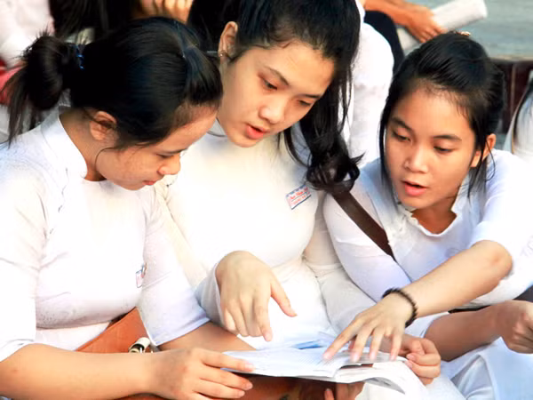 Thí sinh Đà Nẵng trao đổi bài thi. Ảnh: nguyễn huy.