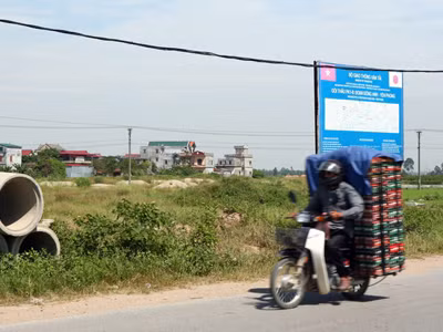 Đoạn qua Đông Anh, Hà Nội thuộc dự án Hà Nội - Thái Nguyên chưa được giải phóng mặt bằng. Ảnh: Hà Thái
