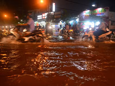 Triều cường gây ngập sâu tuyến đường Huỳnh Tấn Phát lúc 20 giờ tối 17-10. Ảnh: L.N