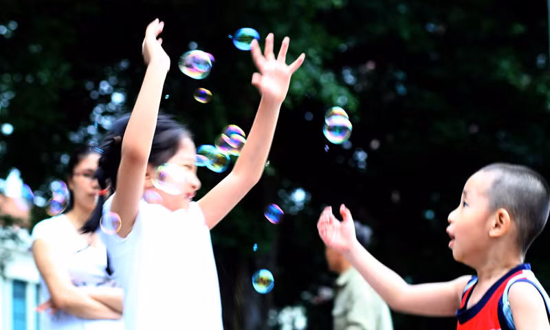Các bé thỏa thích với hoạt động vui chơi ngoài trời