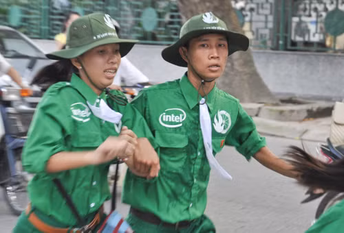 Nhiều khi, do thời gian gấp gáp, các tình nguyên viên phải chạy bộ cho kịp giờ