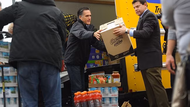 Ứng viên Đảng Cộng Hòa Mitt Romney kêu gọi ủng hộ nhu yếu phẩm cho người dân bị ảnh hưởng do bão Sandy. Ảnh chụp tại Kettering, bang Ohio 