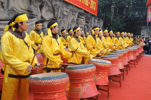 Trống hội tưng bừng
