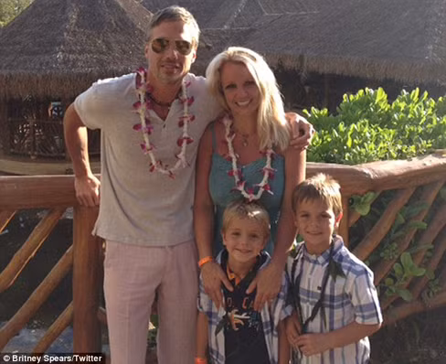 Britney cùng hai con trai và vị hôn phu Jason Trawick