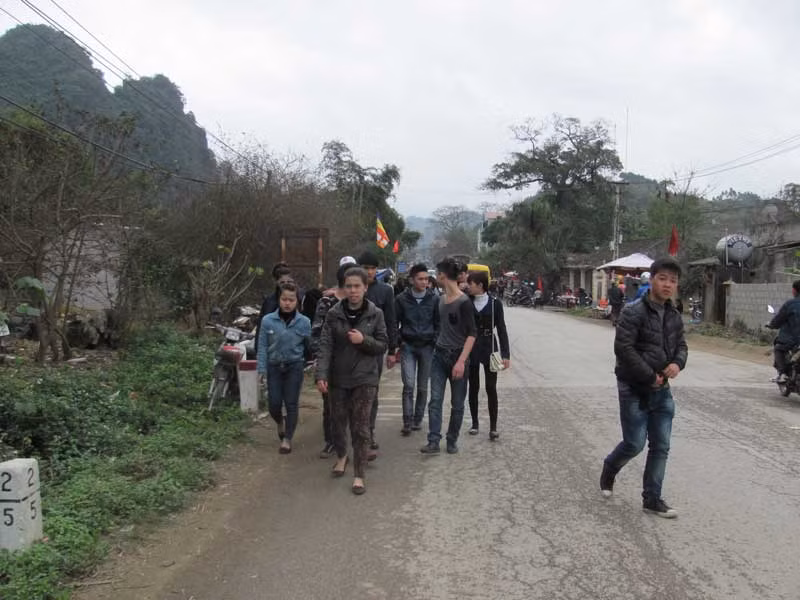 Nhóm thanh niên này đến từ Bằng Tường (Trung Quốc), sang dự Lễ hội Tà Lài