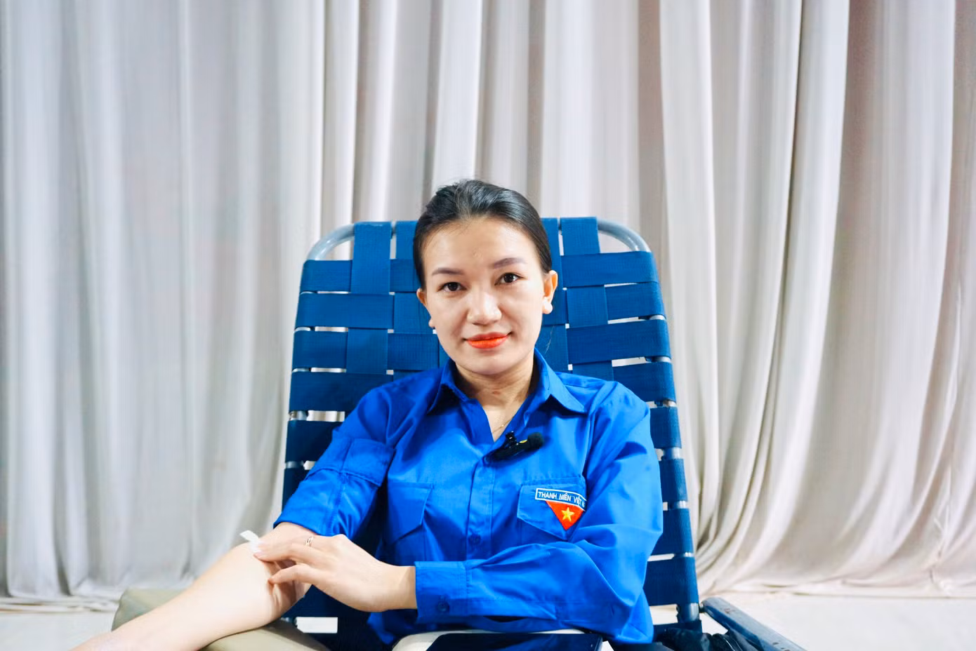 Chị Nguyễn Thanh Thảo - Bí thư Chi Đoàn thôn 4A, xã Hòa Tiến tham gia hiến máu.