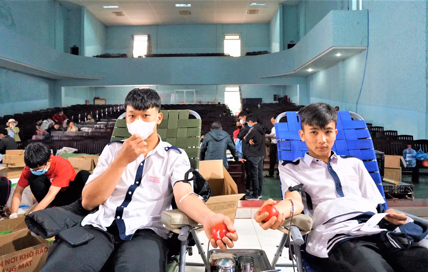 Em Thiên và Mạnh (đeo khẩu trang) cùng đi hiến máu.
