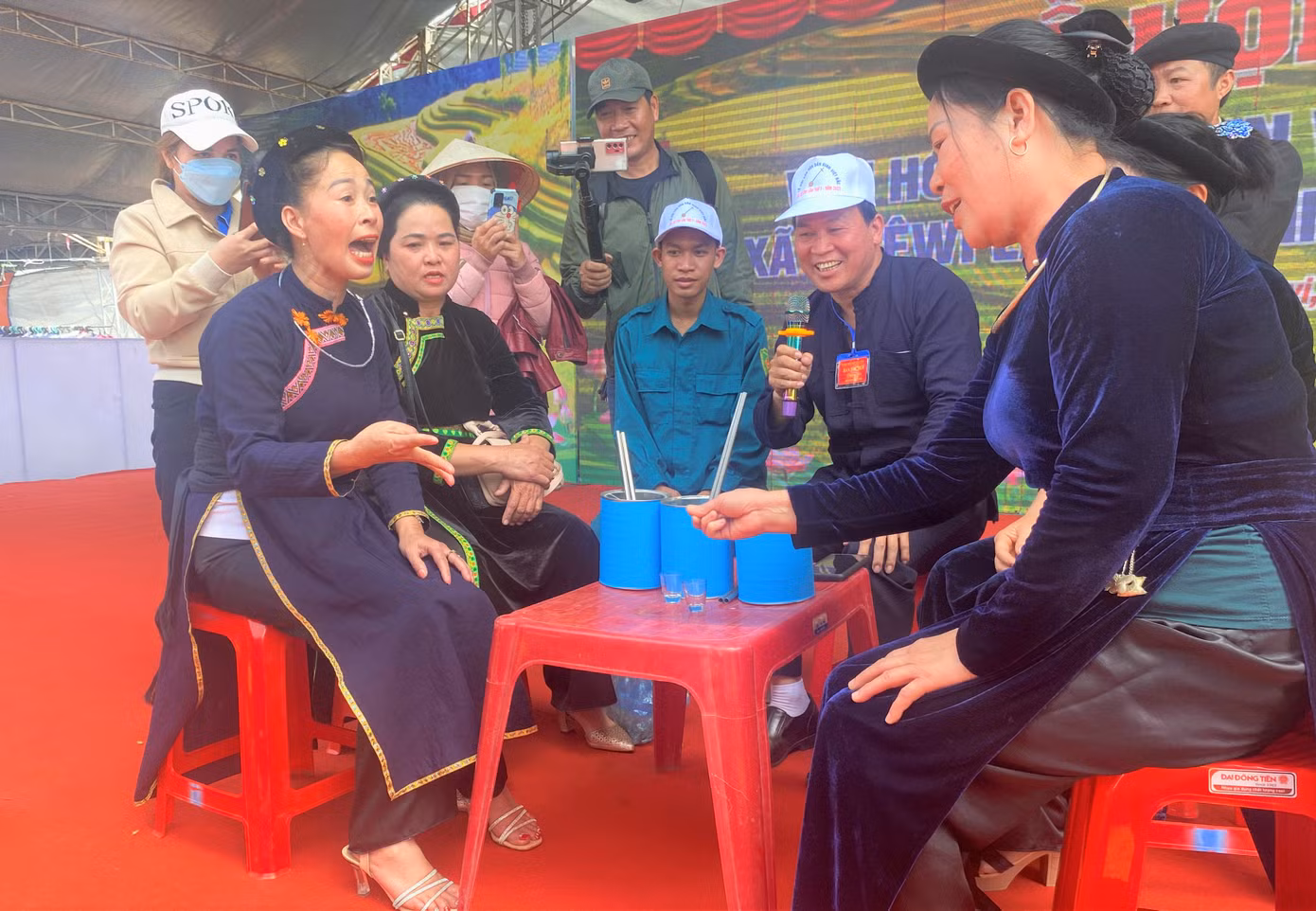 Các chị, mẹ chơi trò "lày cỏ" Các chị, mẹ chơi trò "lày cỏ"