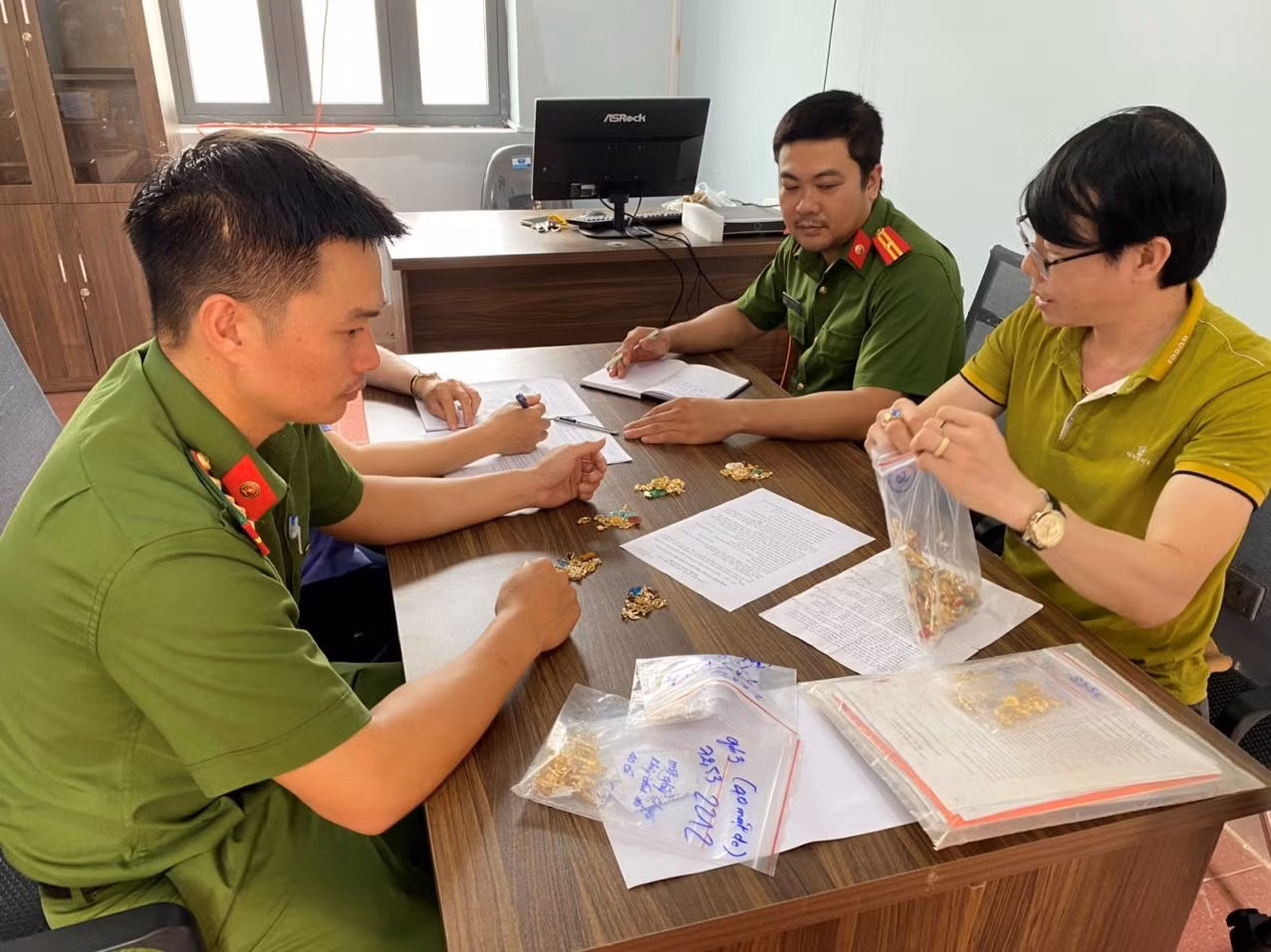 Lực lượng chức năng cùng bị hại kiểm đếm lại số vàng Lực lượng chức năng cùng bị hại kiểm đếm lại số vàng