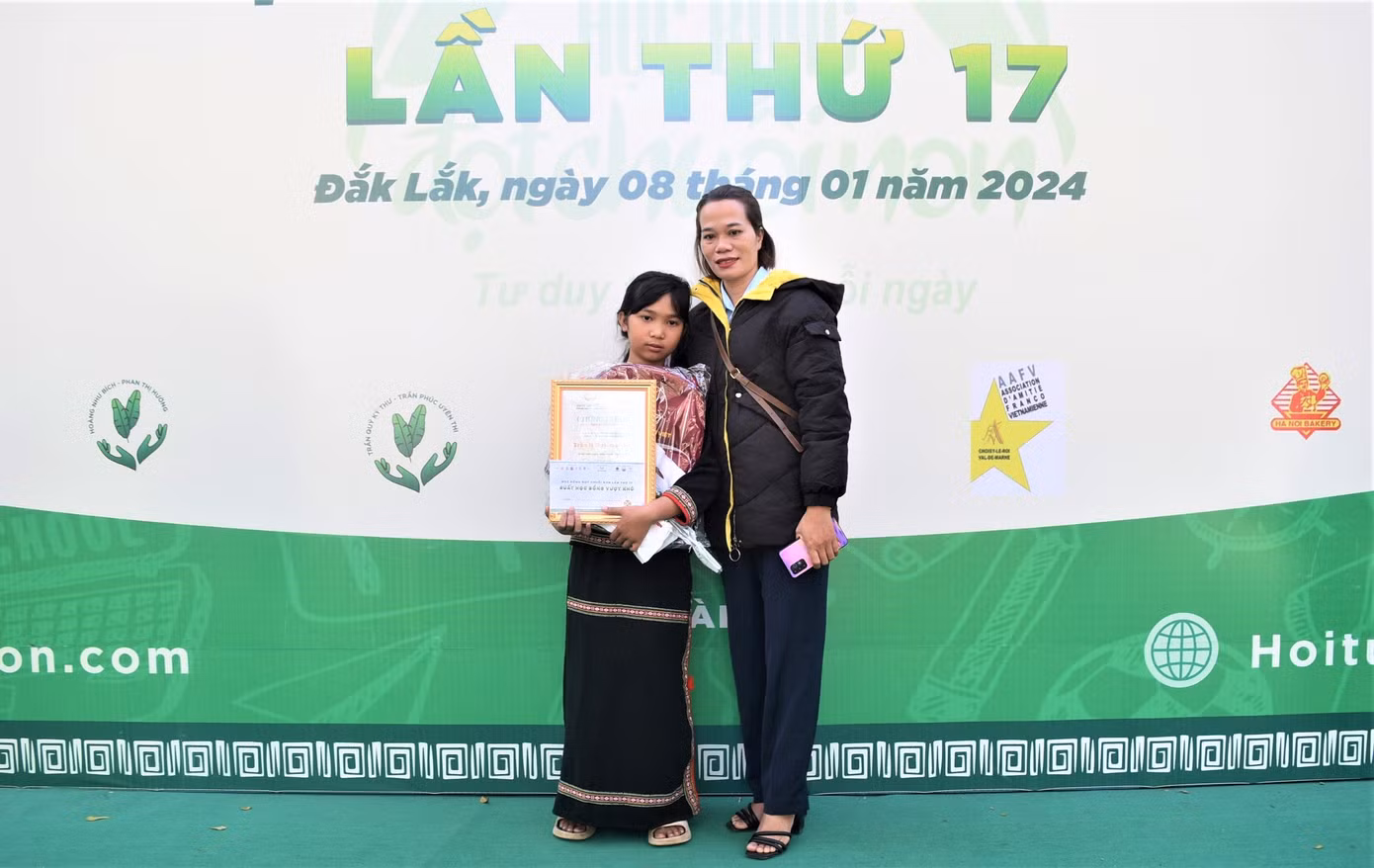 Nữ sinh người dân tộc thiểu số được nhận học bổng Nữ sinh người dân tộc thiểu số được nhận học bổng