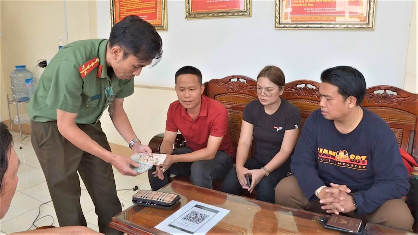Cơ quan công an tiến hành trao trả lại tài sản cho vợ chồng du khách Thái Lan