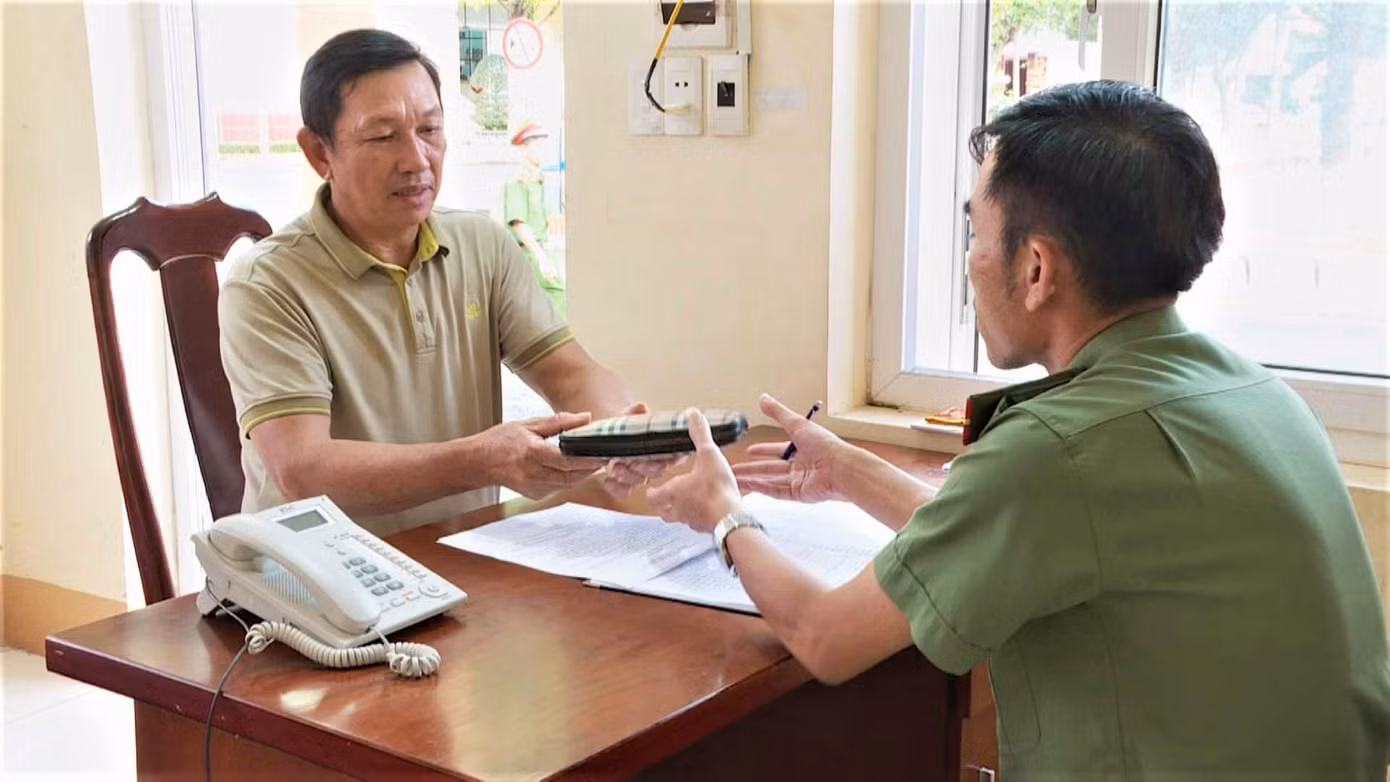 Ông Hùng giao lại chiếc ví nhặt được cho cơ quan công an