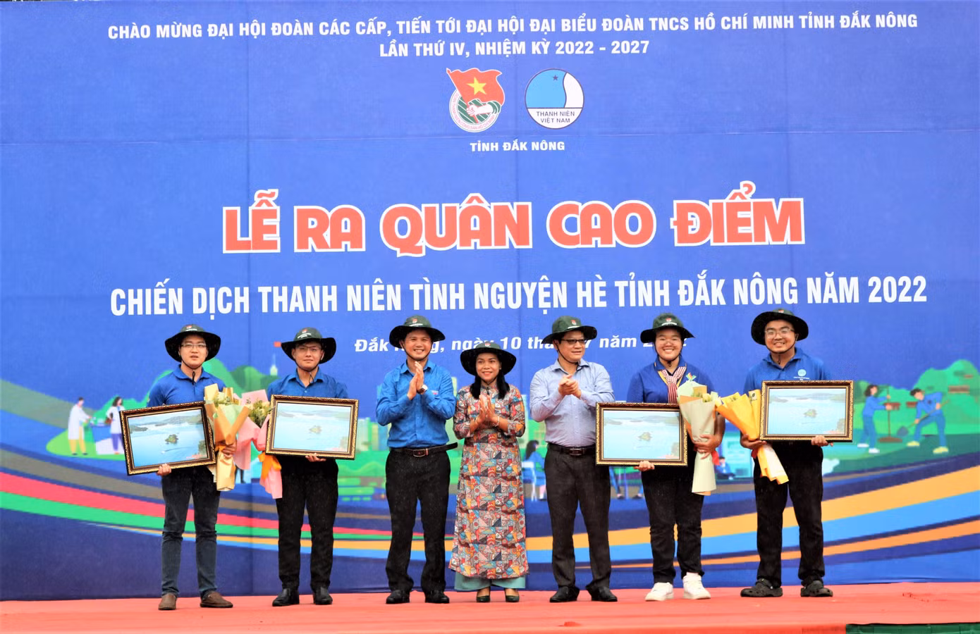 Đại diện Tỉnh Đoàn Đắk Nông tặng hoa cho các đơn vị tham gia chiến dịch tình nguyện hè