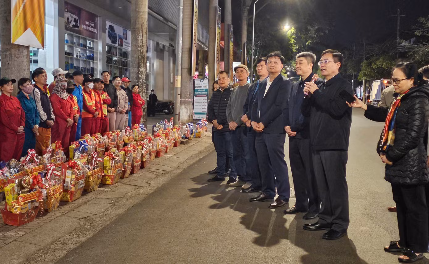 Bí thư Tỉnh ủy Đắk Lắk Nguyễn Đình Trung gửi lời thăm hỏi đến công nhân môi trường