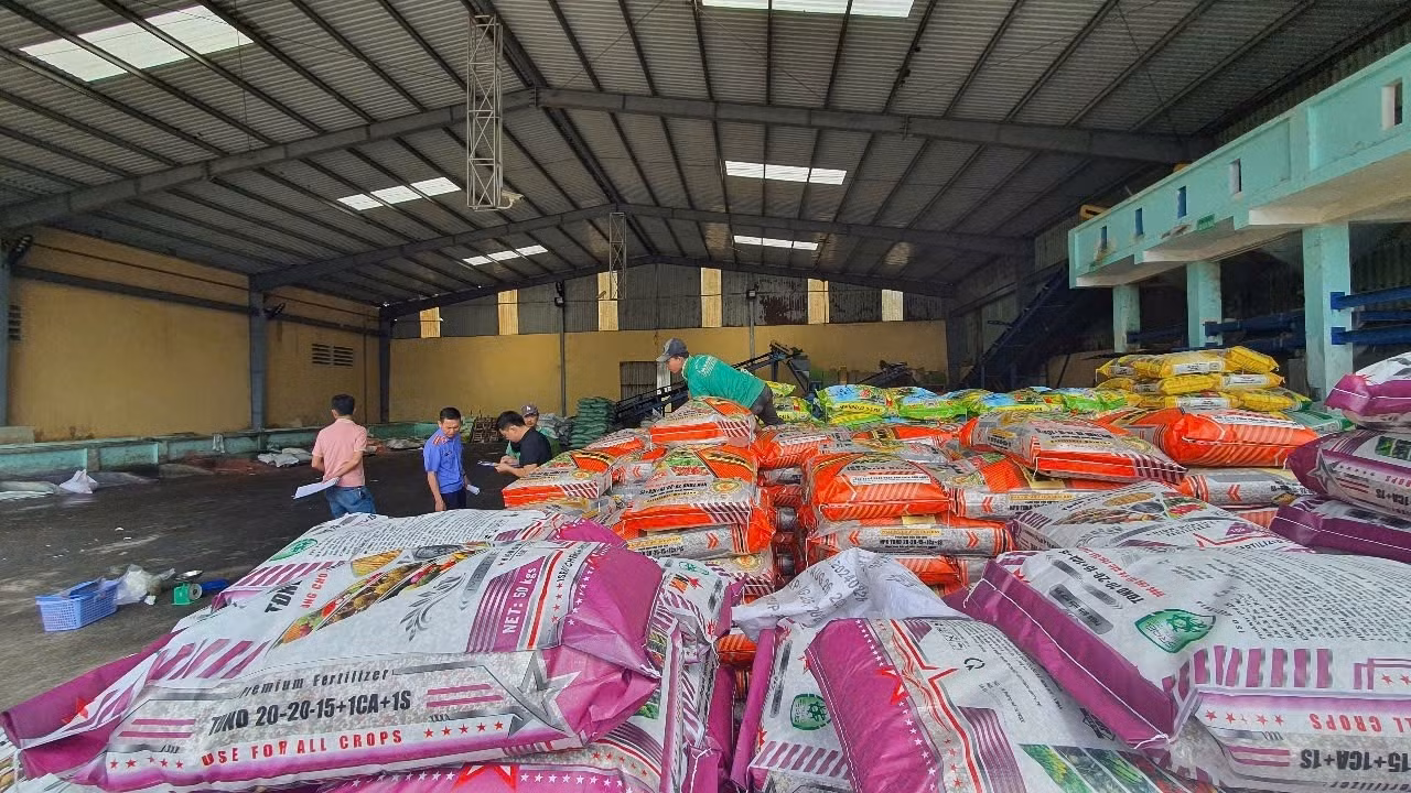 Cơ quan chức năng kiểm tra kho hàng liên quan đến phân bón giả. Ảnh: Anh Đức Cơ quan chức năng kiểm tra kho hàng liên quan đến phân bón giả. Ảnh: Anh Đức