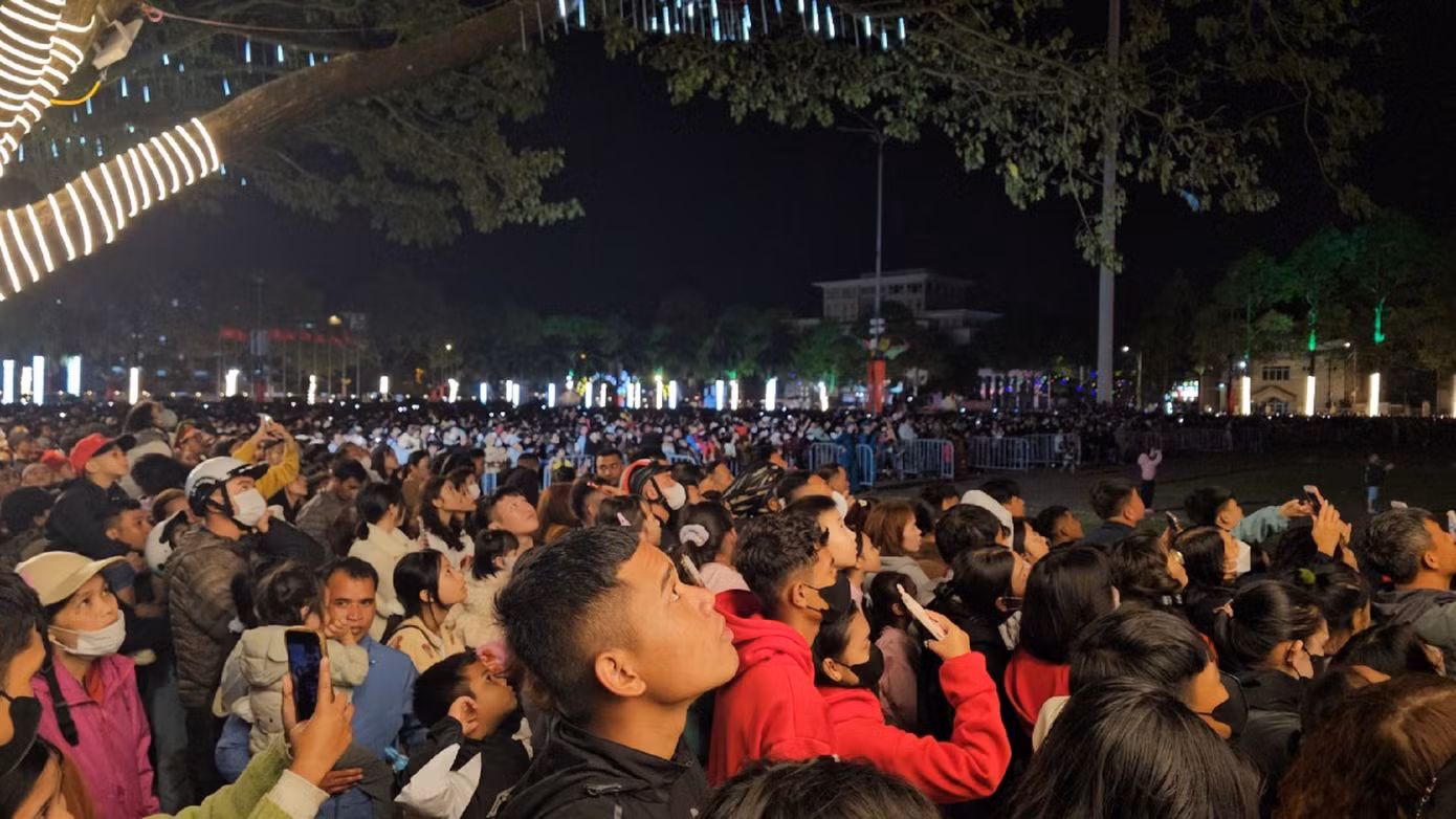 Người người ngước mắt theo dõi pháo hoa Người người ngước mắt theo dõi pháo hoa