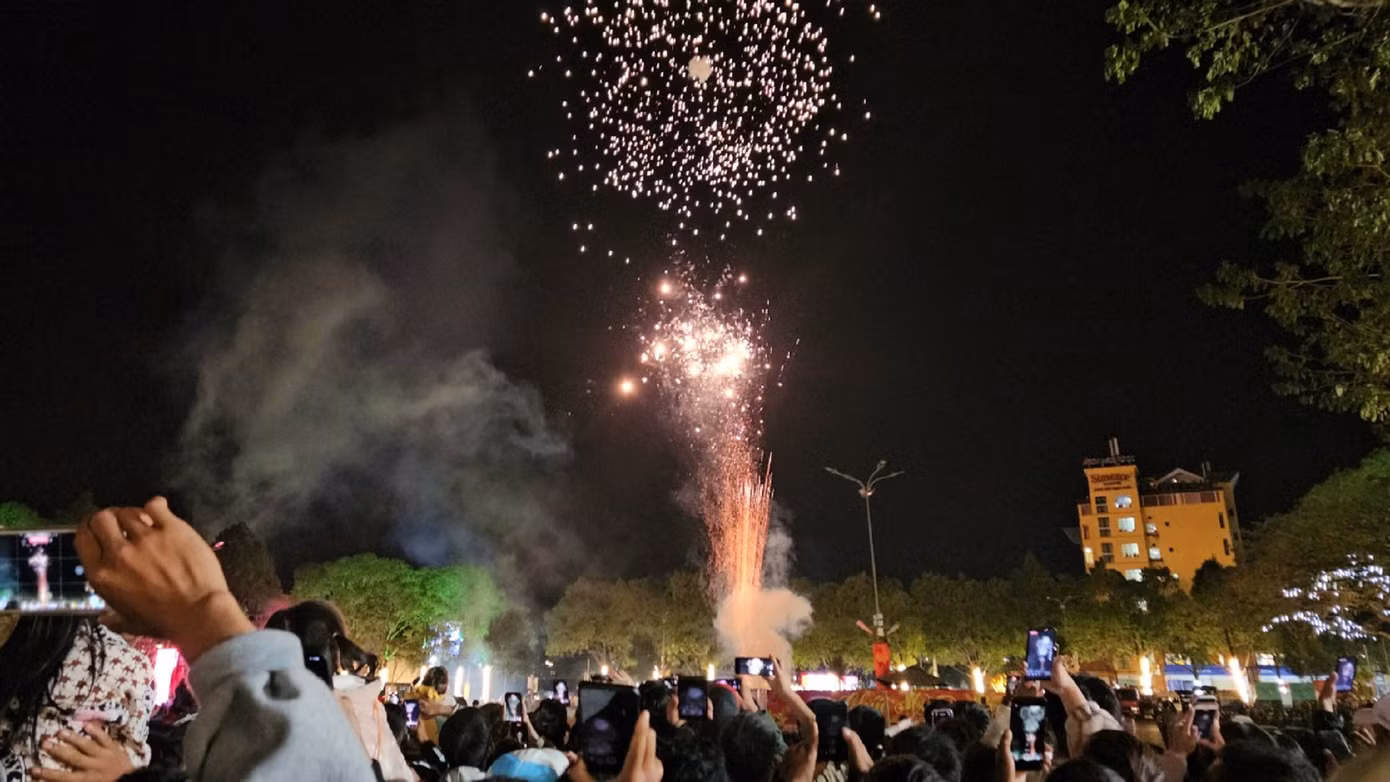 Tràng pháo hoa đầu tiên Tràng pháo hoa đầu tiên