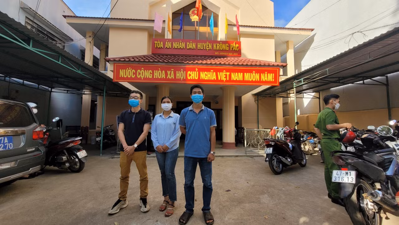 Các thầy cô giáo đã theo vụ kiện suốt nhiều năm qua Các thầy cô giáo đã theo vụ kiện suốt nhiều năm qua