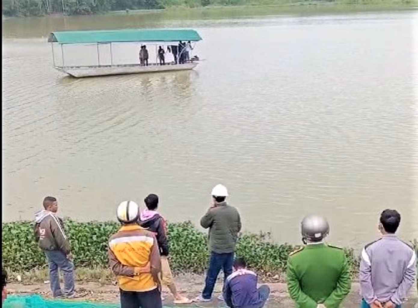 Lực lượng chức năng tìm kiếm thi thể ông Y.T. Lực lượng chức năng tìm kiếm thi thể ông Y.T.