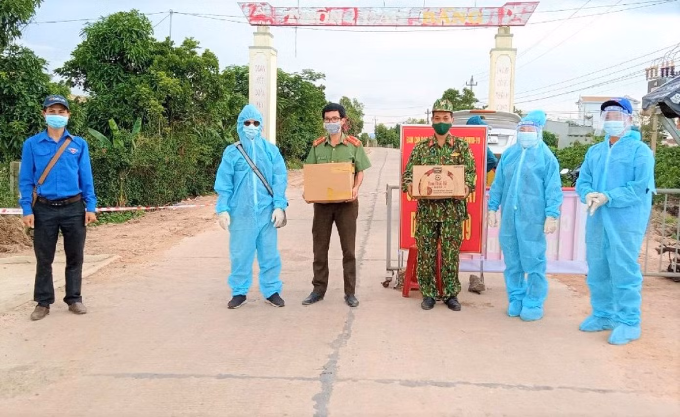 Đại diện CLB Tây Nguyên Xanh Đắk Lắk tặng nhu yếu phẩm cho chốt kiểm soát dịch huyện Krông Pắc