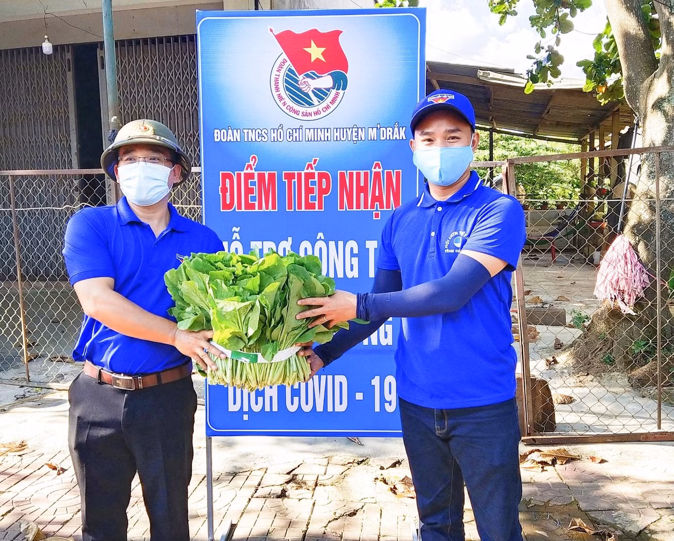 Tặng thực phẩm cho người dân huyện M'đrắk