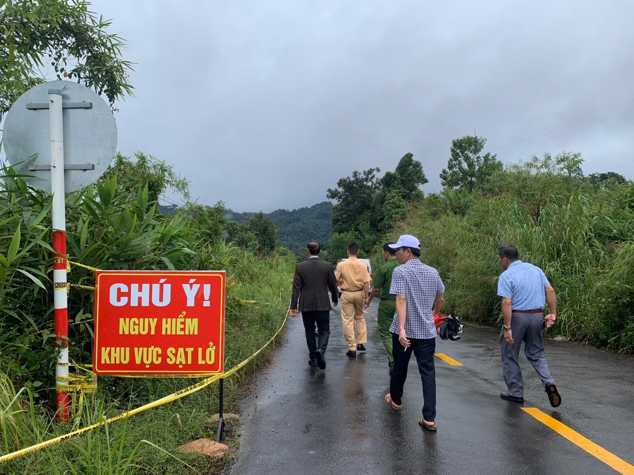 Cơ quan chức năng đã cắm biển báo khu vực sạt lở.