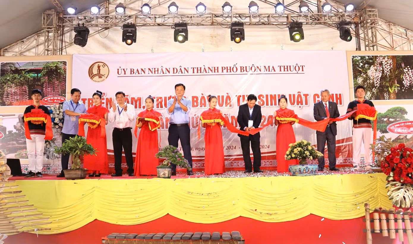 Lãnh đạo UBND TP Buôn Ma Thuột tham gia cắt băng khai mạc triển lãm