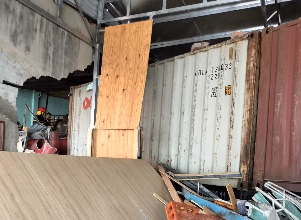 Chiếc xe mắc kẹt vào nhà dân Chiếc xe mắc kẹt vào nhà dân