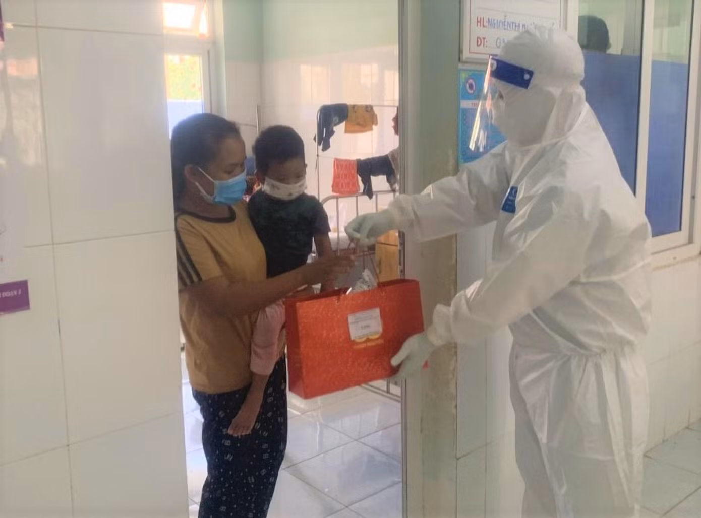 Trẻ em trong khu cách ly Đắk Mil được nhận quà trung thu