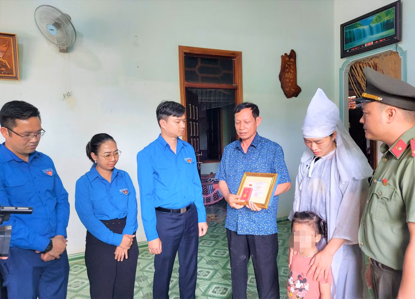 Đoàn công tác gửi lời chia buồn sâu sắc đến gia đình cán bộ công an hy sinh. Đoàn công tác gửi lời chia buồn sâu sắc đến gia đình cán bộ công an hy sinh.