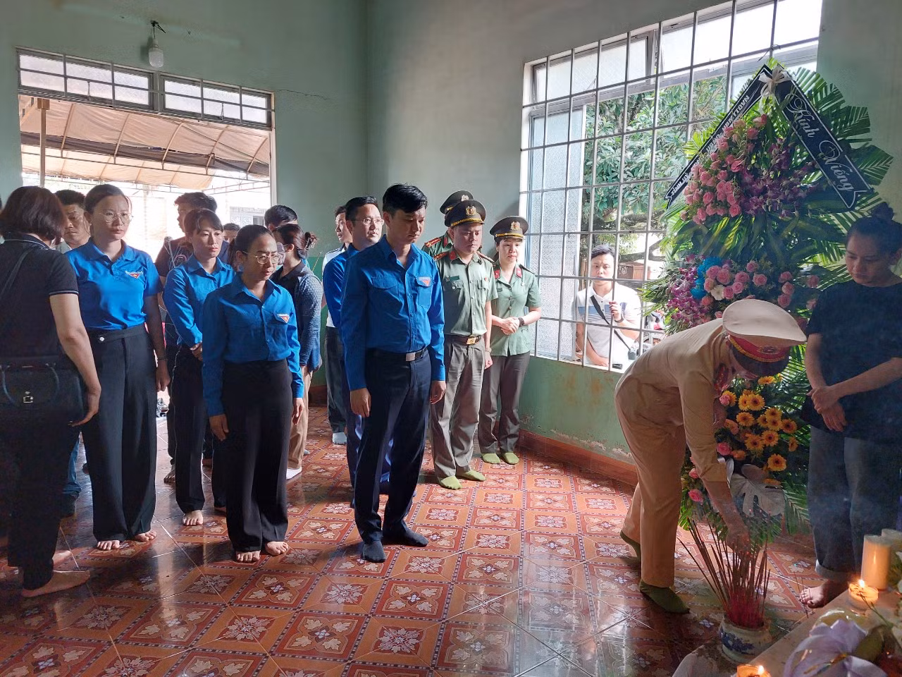 Anh Nguyễn Minh Triết cùng đoàn công tác đến thắp nhang, chia buồn với gia đình anh Vương. Anh Nguyễn Minh Triết cùng đoàn công tác đến thắp nhang, chia buồn với gia đình anh Vương.
