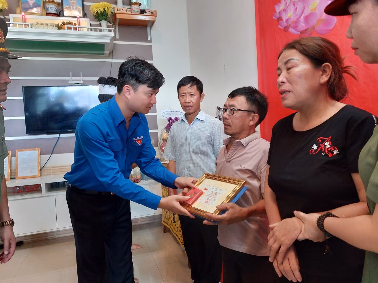 Anh Nguyễn Minh Triết trao Huy hiệu Tuổi trẻ dũng cảm cho đại diện gia đình. Anh Nguyễn Minh Triết trao Huy hiệu Tuổi trẻ dũng cảm cho đại diện gia đình.