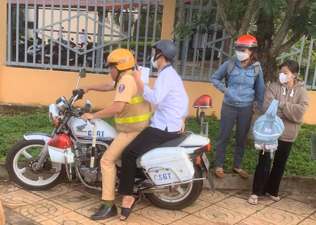 Nam sinh Cư M'gar được hỗ trợ đến điểm thi khác