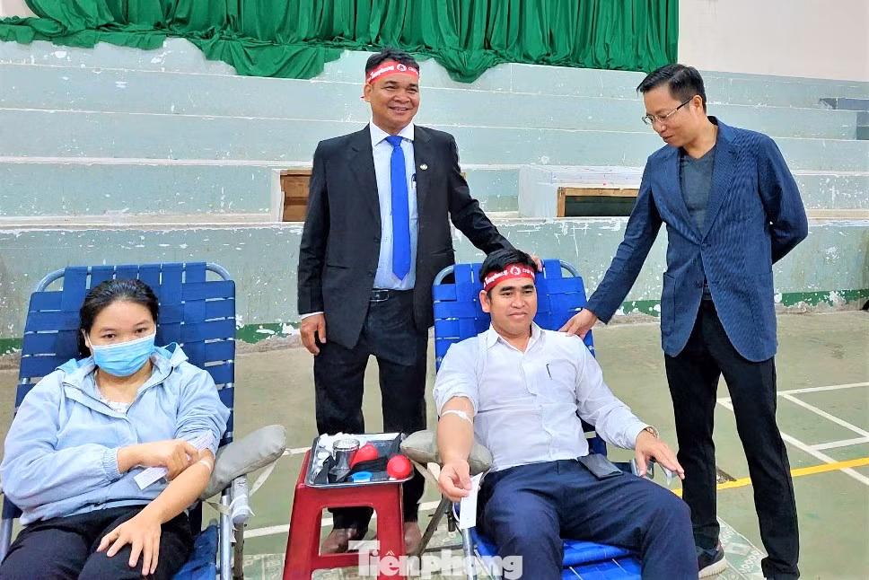 Ban tổ chức thăm hỏi, động viên tình nguyện viên hiến máu