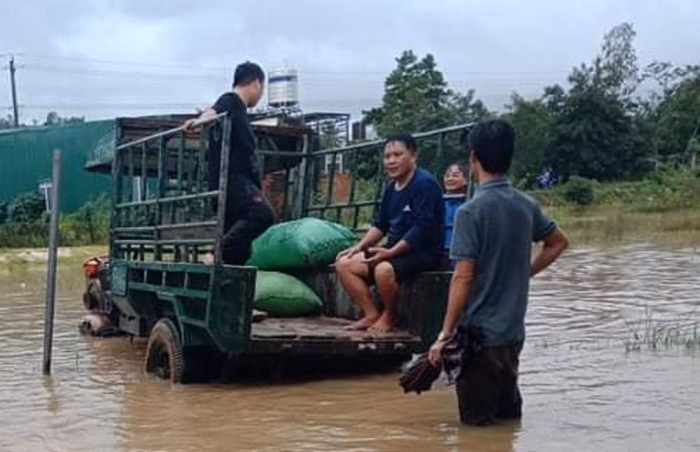 Trước tình hình đó, Ban chỉ huy phòng chống thiên tai và tìm kiếm cứu nạn (PCTT&amp;TKCN) thị trấn M’đrắk đã huy động đội phản ứng nhanh (gồm dân quân tự vệ, công an, ban tự vệ tổ dân dân phố cùng lực lượng thanh niên xung kích tại cơ sở) hỗ trợ người dân và tài sản đến nơi an toàn. Nhờ chủ động ngay từ đầu mùa nên chính quyền và người dân đã ứng phó nhanh với mưa lũ, đảm bảo tính mạng và tài sản cho nhân dân.