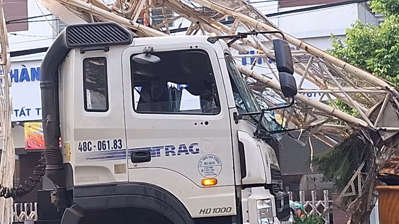 Cổng trang trí đổ sập sau khi bị xe đầu kéo tông vào.
