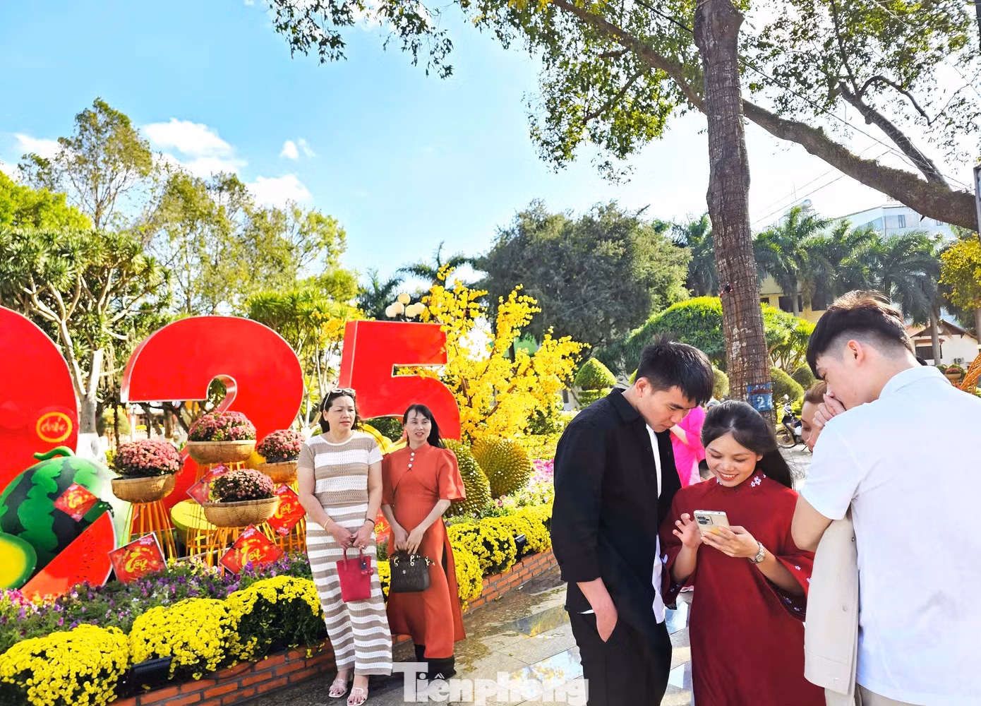 Du khách vui vẻ ngắm lại bức ảnh vừa chụp. Du khách vui vẻ ngắm lại bức ảnh vừa chụp.