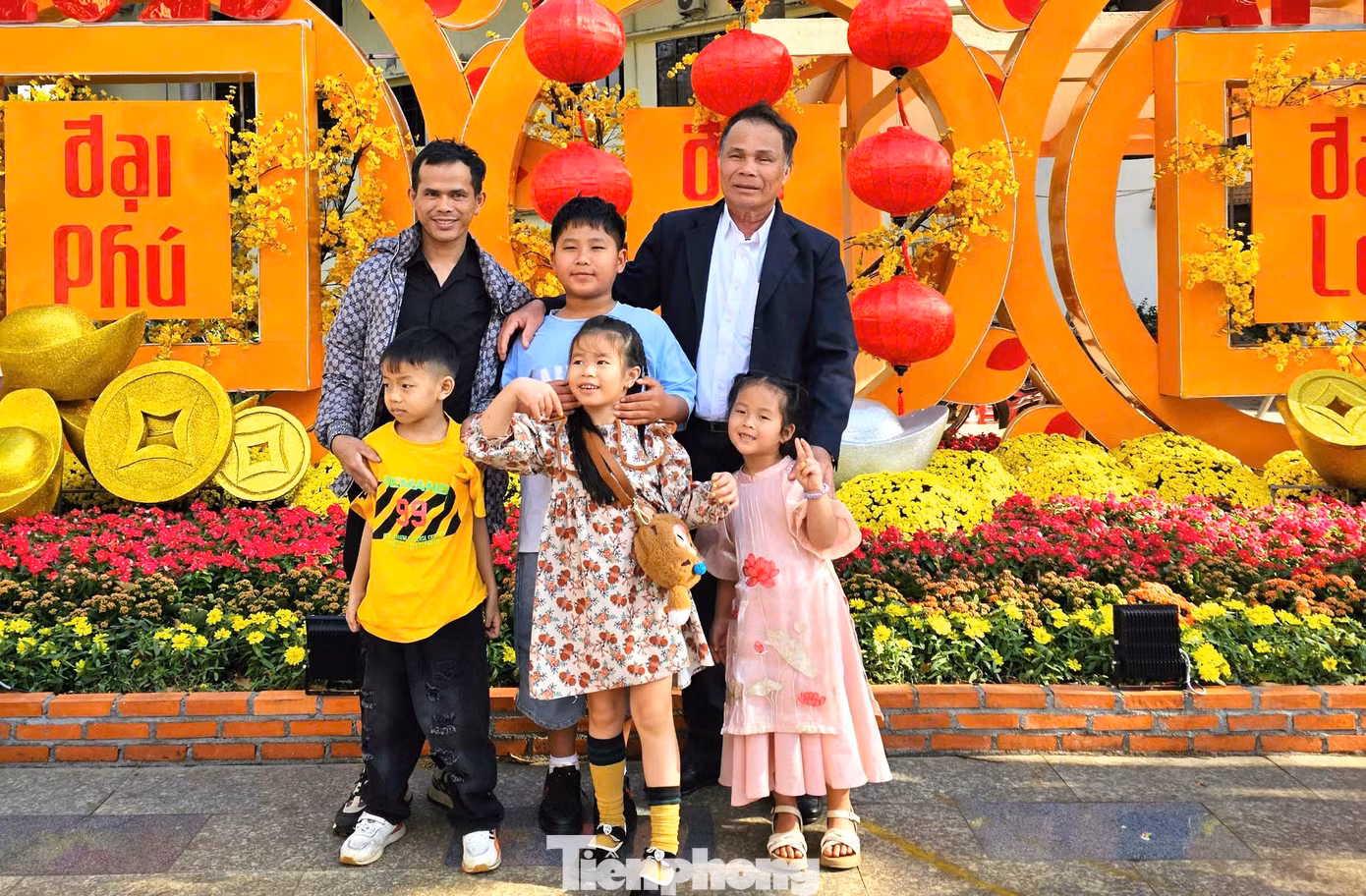 Người dân tươi vui lưu giữ khoảnh khắc năm mới. Người dân tươi vui lưu giữ khoảnh khắc năm mới.