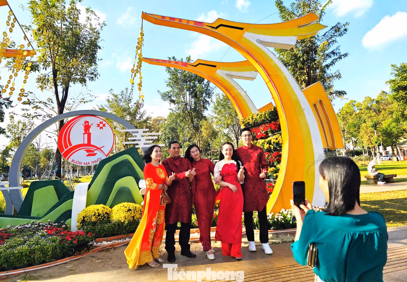 Người dân tranh thủ lưu giữ khoảnh khắc bên gia đình trong dịp năm mới. Người dân tranh thủ lưu giữ khoảnh khắc bên gia đình trong dịp năm mới.