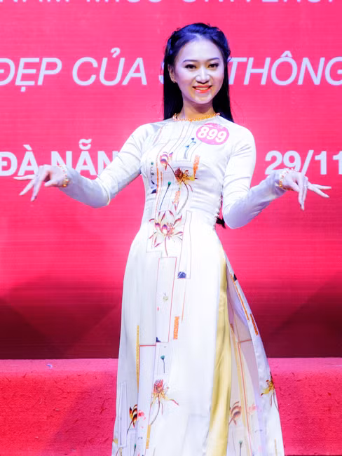 Thí sinh Hoa khôi sinh viên trổ tài múa chén, vẽ tranh trên thuỷ tinh ảnh 9