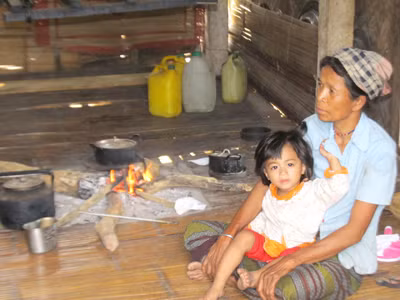 Pí Mai bế cháu bên bếp lửa: Giết chóc đã thành nỗi ám ảnh mới của người Vân Kiều. ảnh: N.C - H.T