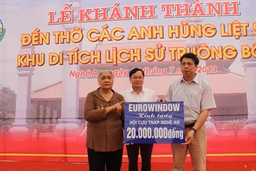 Tổng biên tập báo Tiền phong Lê Xuân Sơn cùng đại diện EURO WINDOW trao 20 triệu đồng cho Hội cựu TNXP Nghệ An.
