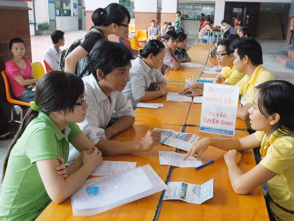 Sinh viên trường ĐH Kỹ thuật Công nghệ TPHCM hướng dẫn xét tuyển NV2 cho thí sinh và phụ huynh. Ảnh: Quang Phương