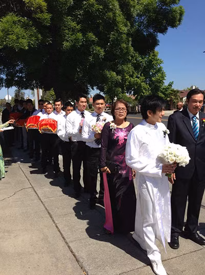 Trước khi đến nhà thờ làm lễ, Đan Trường diện áo dài truyền thống cùng bố mẹ và đoàn phù rể bê tráp đến nhà Thủy Tiên để xin dâu, theo đúng nghi thức cưới hỏi của người Việt